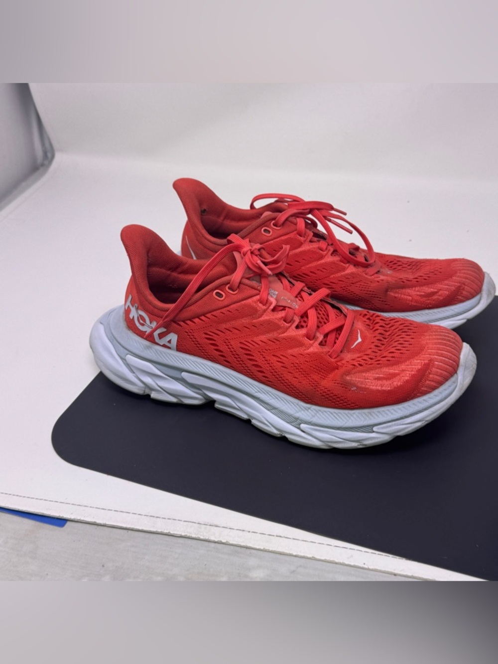 Hoka Clifton Edge size 8